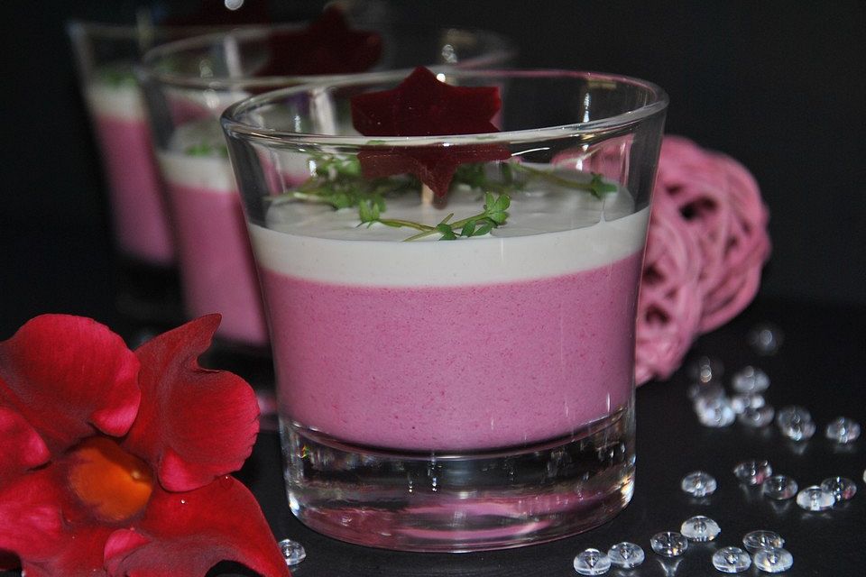 Rote Bete-Panna Cotta mit Meerrettichcreme-Topping