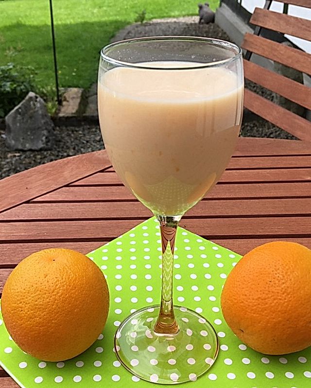 Samtige Orangenbuttermilch