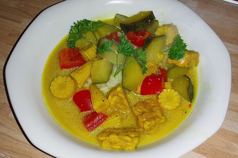 Veganes Curry mit Tofu, Paprika, Zucchini, Staudensellerie und Mini-Maiskölbchen