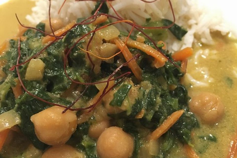 Veganes Kichererbsen-Curry mit Spinat und Möhren