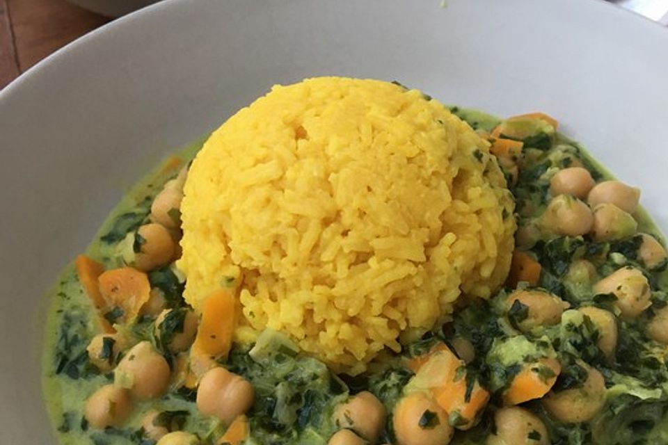 Veganes Kichererbsen-Curry mit Spinat und Möhren