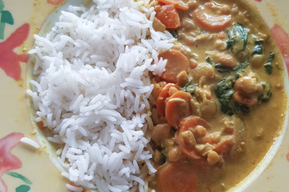 Veganes Kichererbsen-Curry mit Spinat und Möhren