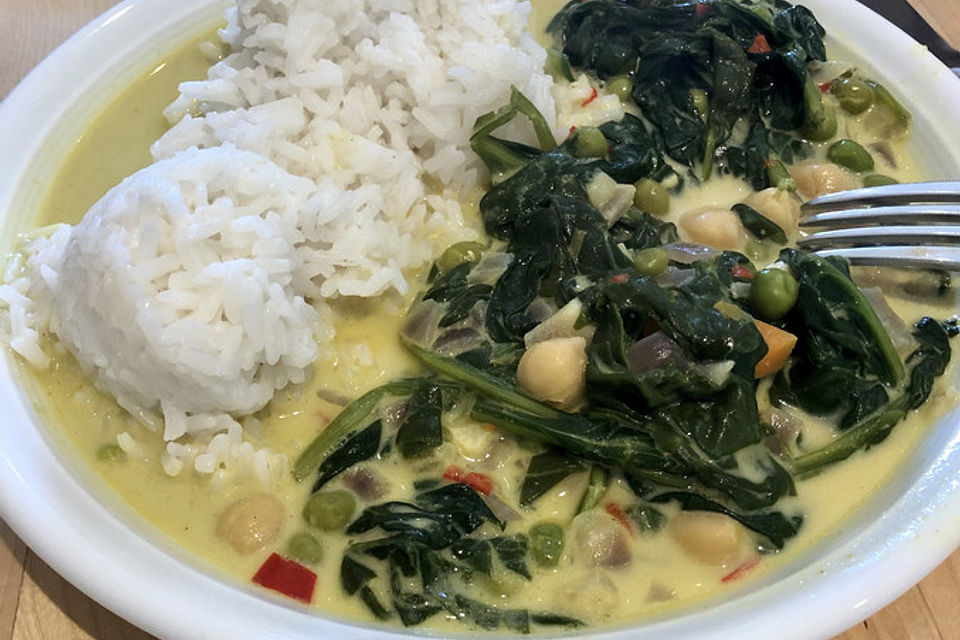 Veganes Kichererbsen-Curry mit Spinat und Möhren