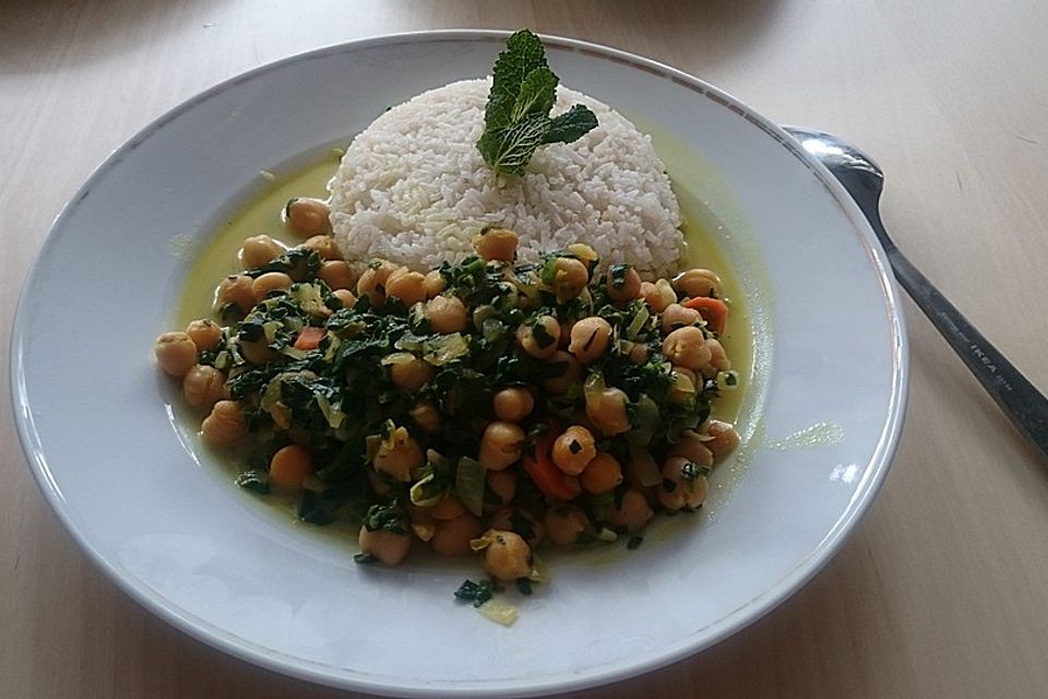 Veganes Kichererbsen-Curry mit Spinat und Möhren