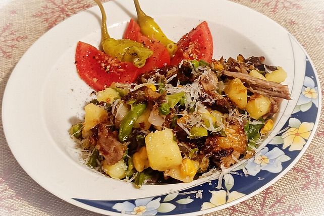 Restepfanne mit rohen Kartoffeln, Braten- und Gemüseresten von ...
