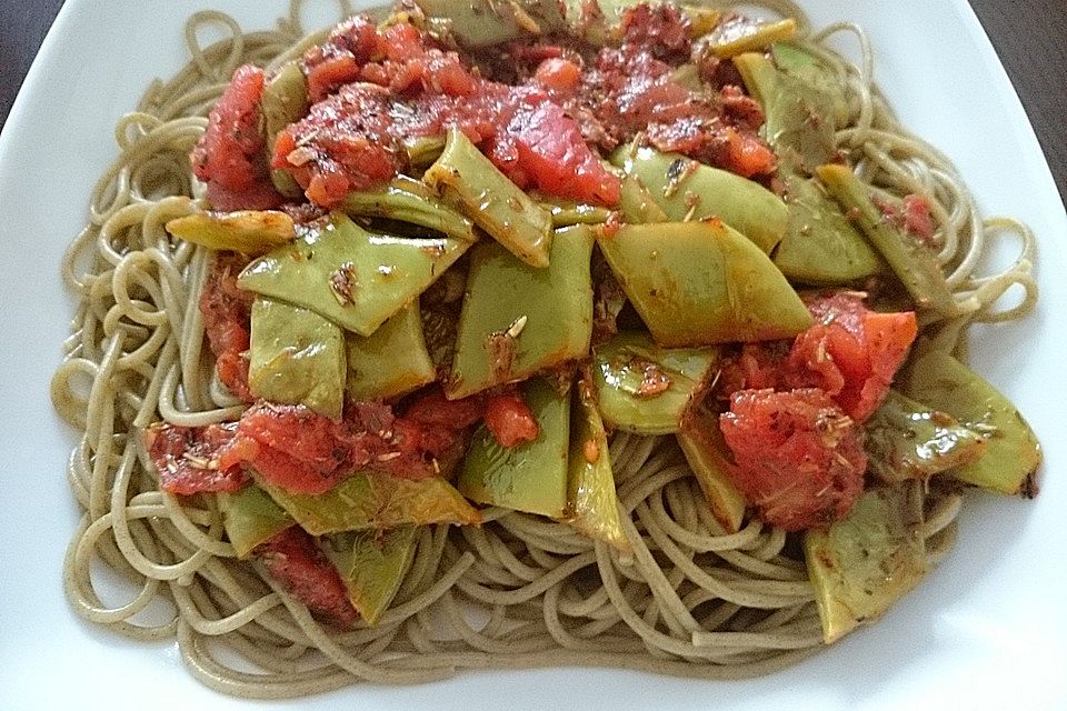 Penne mit Stangenbohnen in Tomatensauce