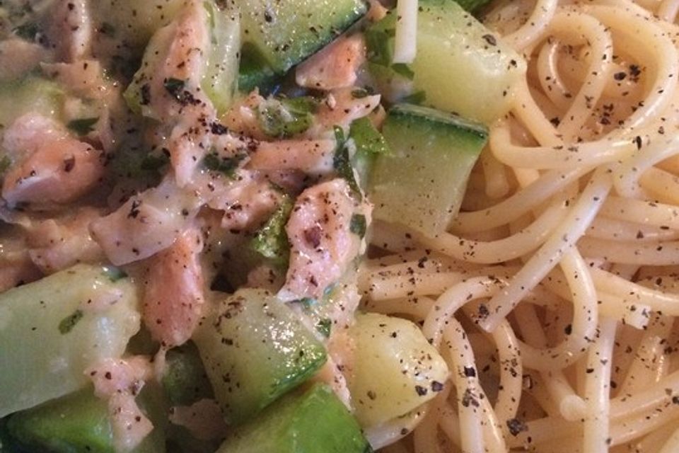 Spaghetti mit Lachs und Zucchini für Diätwillige