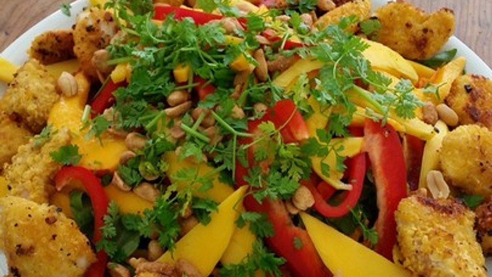 Exotischer Mango-Salat mit Paprika, Koriander und Erdnüssen