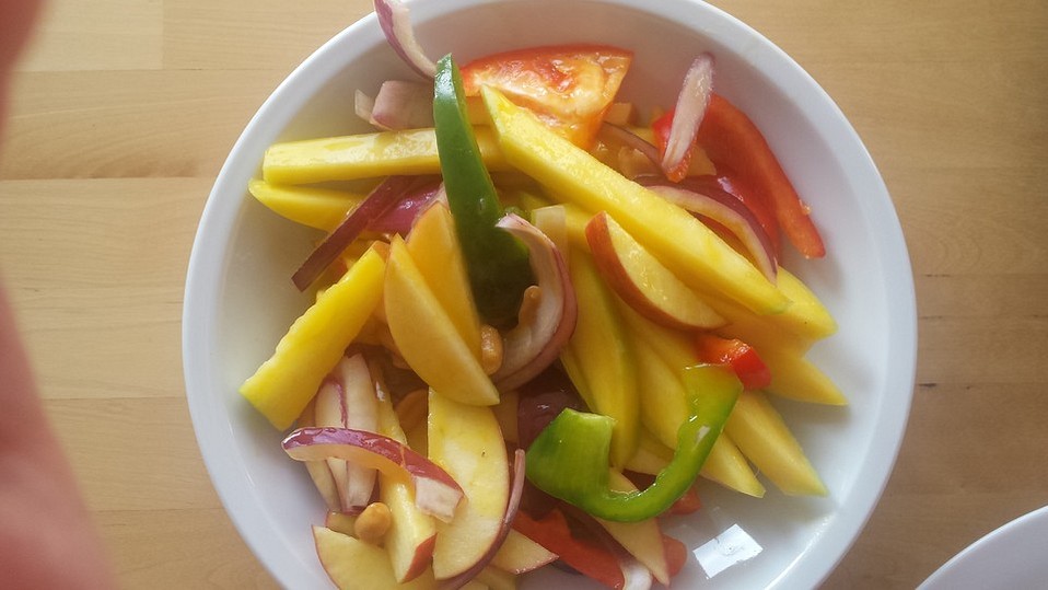 Exotischer Mango-Salat mit Paprika, Koriander und Erdnüssen
