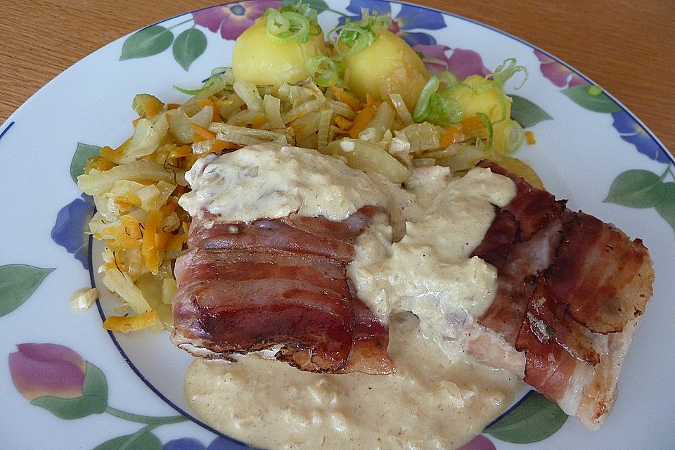 Fischfilet im Speckmantel mit Fenchelgemüse und Senf-Currysauce