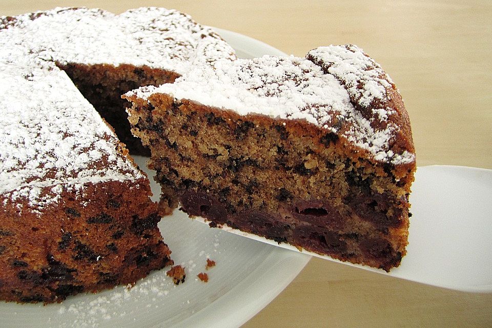 Schokoladenkuchen mit Sauerkirschen