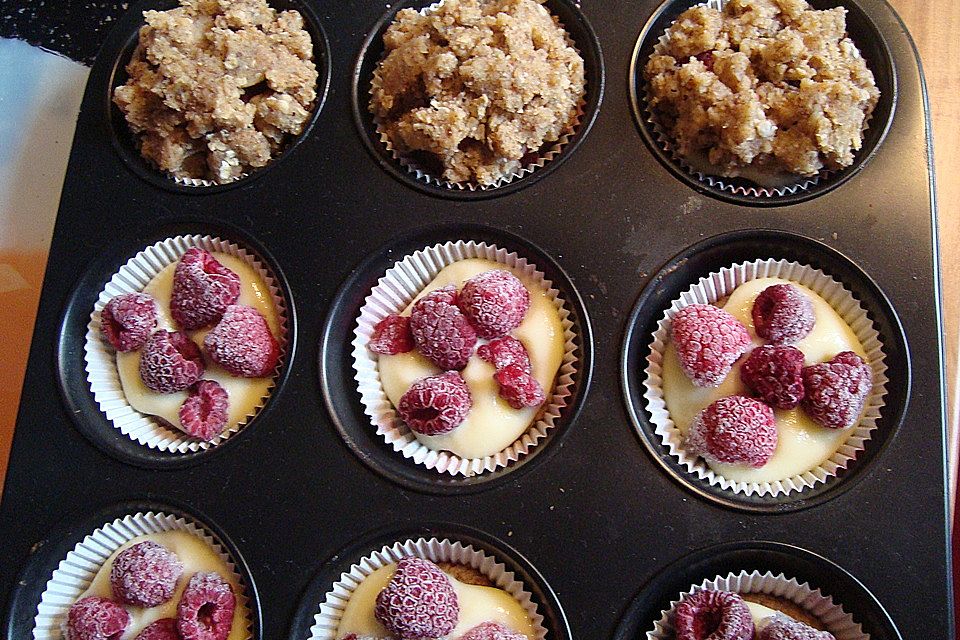 Himbeer-Haselnussmuffins mit Puddingfüllung