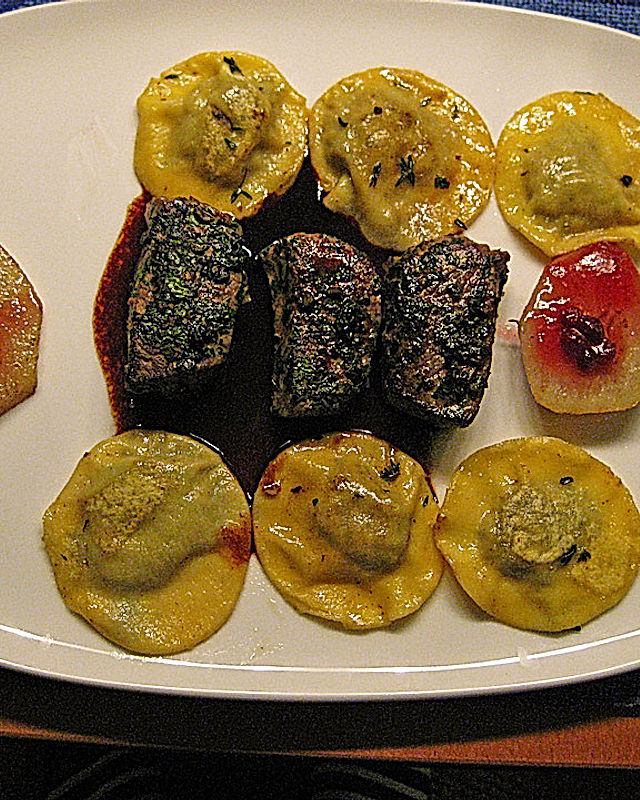 Rehmedaillons in Streuseln vom schwarzen Trüffel an Rotweinsauce