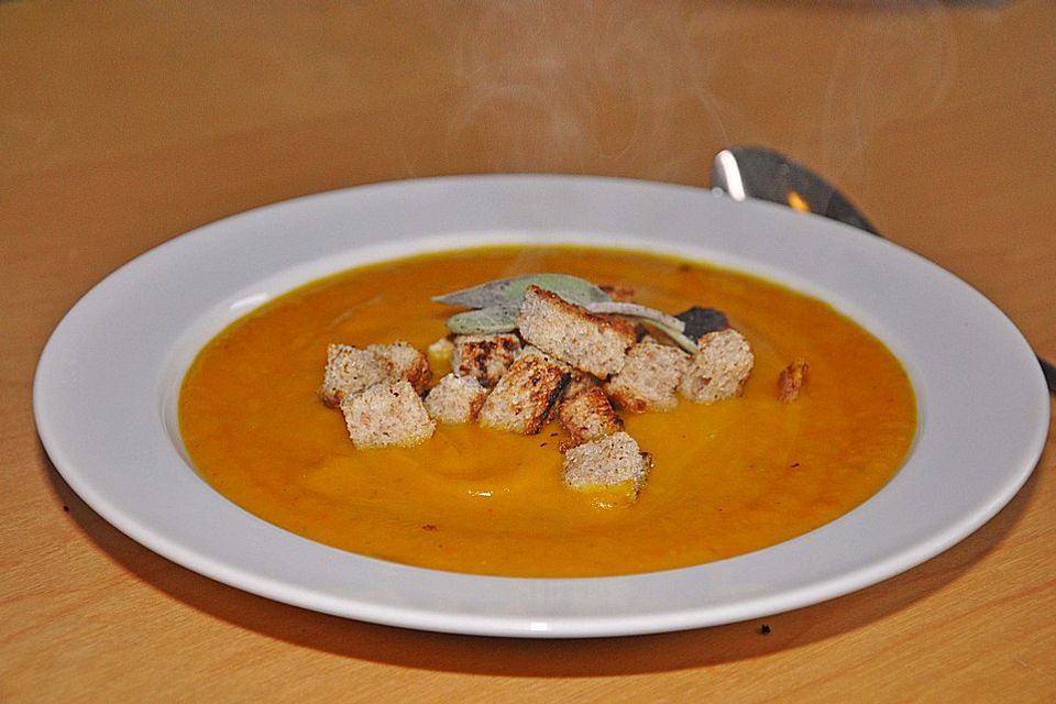 Hokkaido-Kürbissuppe mit Salbei-Croutons