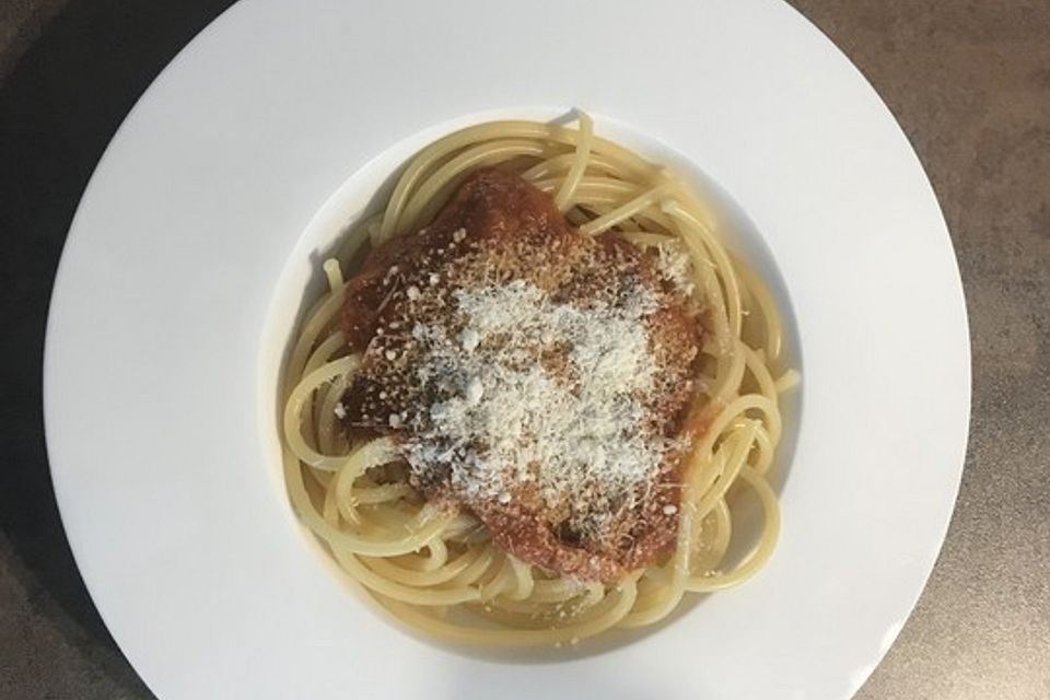 Scharfe Tomatensoße mit Pinienkernen, Rucola  und Mozzarella