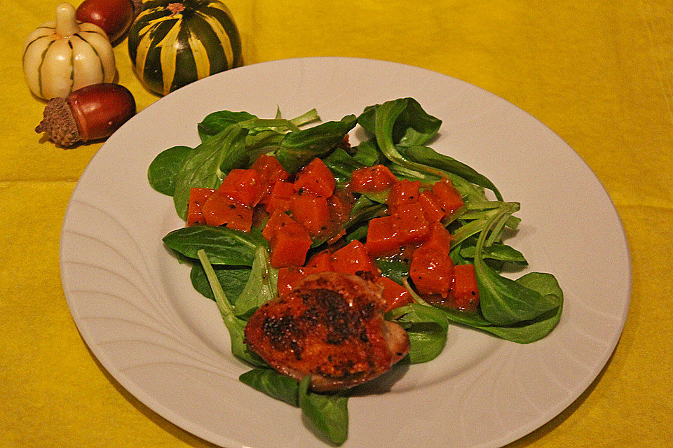 Feldsalat mit Kürbisvinaigrette und glasierten Kastanien