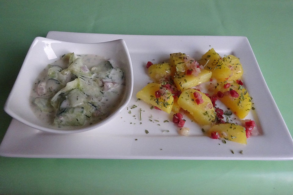 Pellkartoffeln mit Speckstippe und Gurkensalat