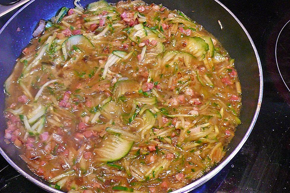 Kartoffelsalat mit Gurke und  Schinkenwürfeln