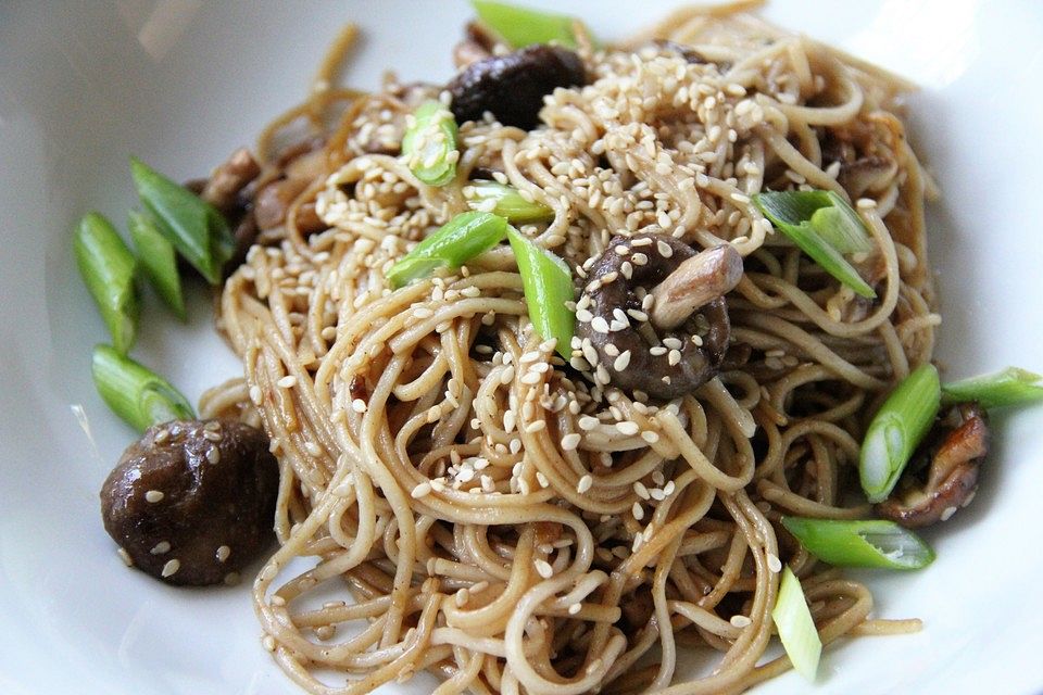 Soba-Nudeln mit Sesam und Sojasauce