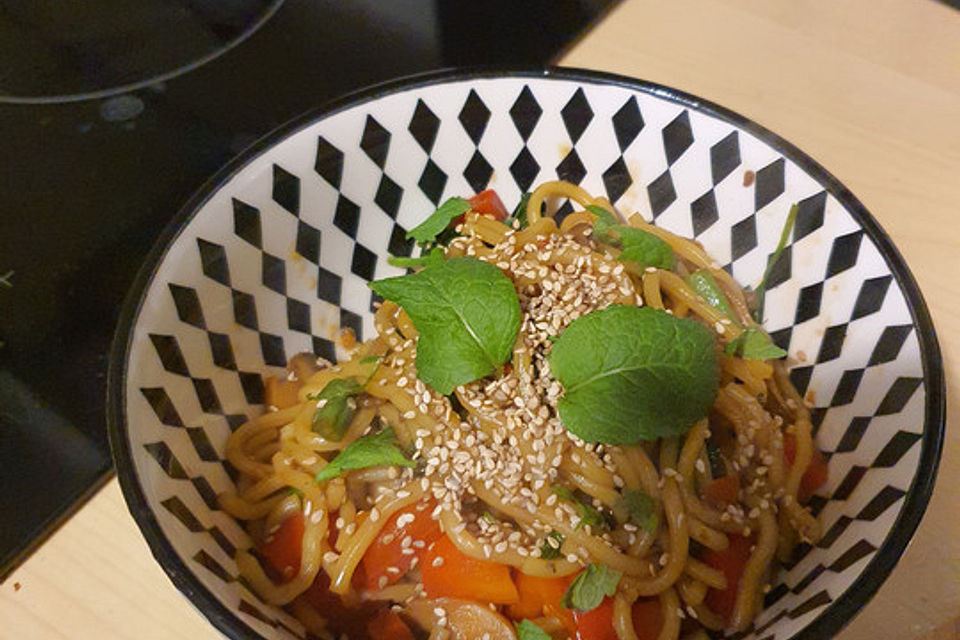 Soba-Nudeln mit Sesam und Sojasauce