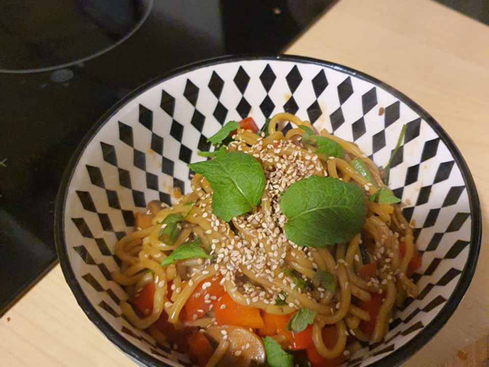 Soba-Nudeln mit Sesam und Sojasauce von Kissi| Chefkoch