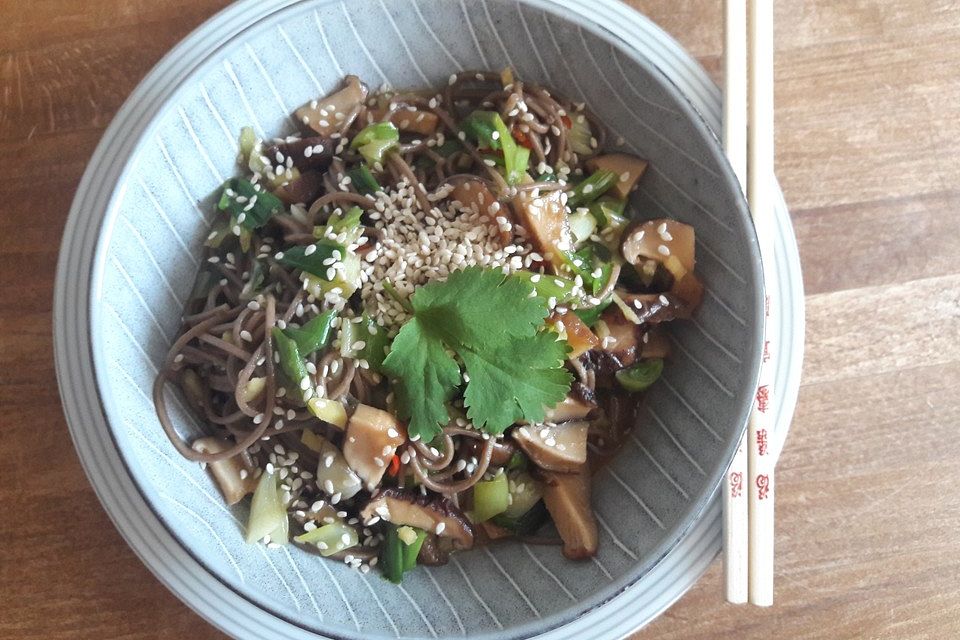 Soba-Nudeln mit Sesam und Sojasauce