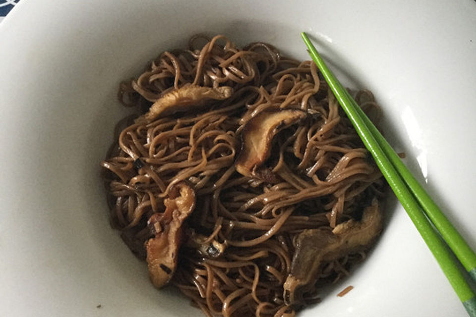 Soba-Nudeln mit Sesam und Sojasauce