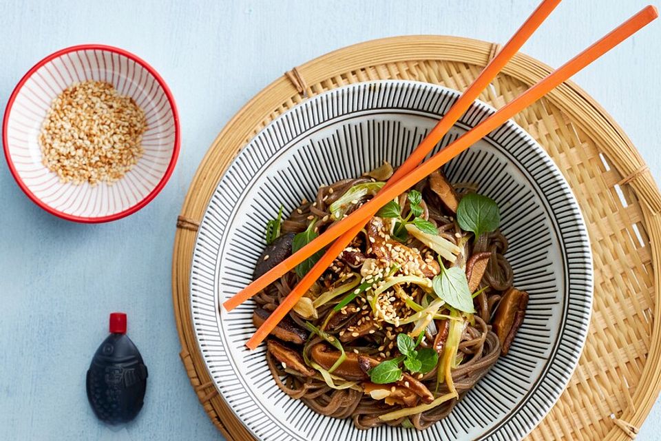 Soba-Nudeln mit Sesam und Sojasauce