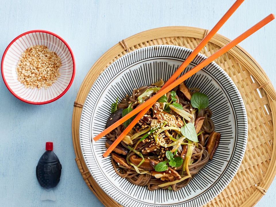 Soba-Nudeln mit Sesam und Sojasauce