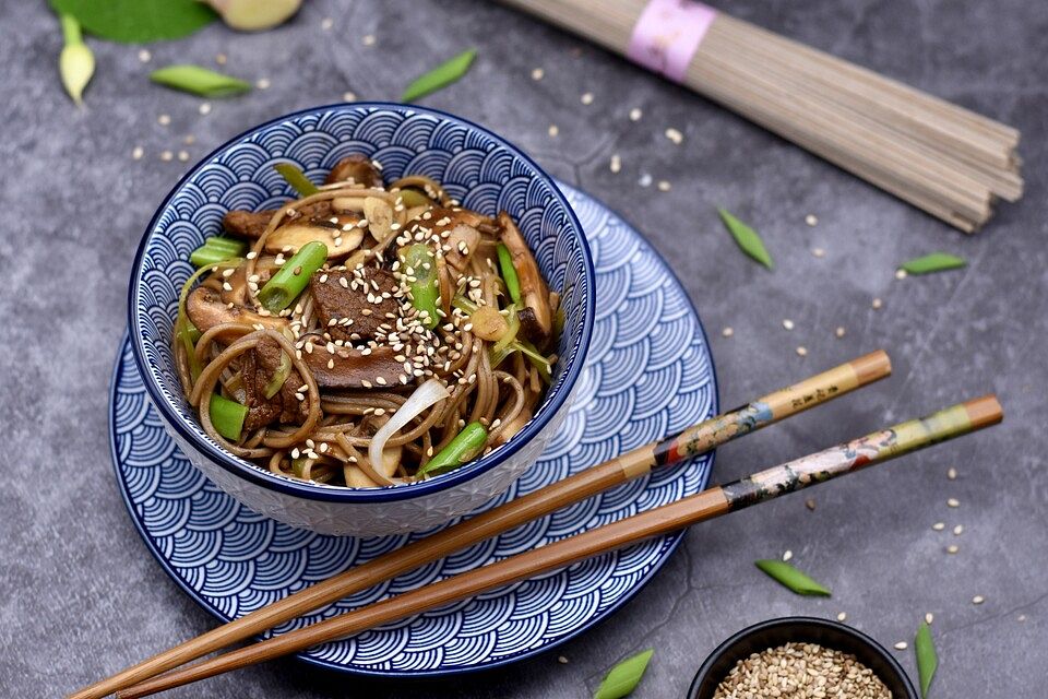 Soba-Nudeln mit Sesam und Sojasauce