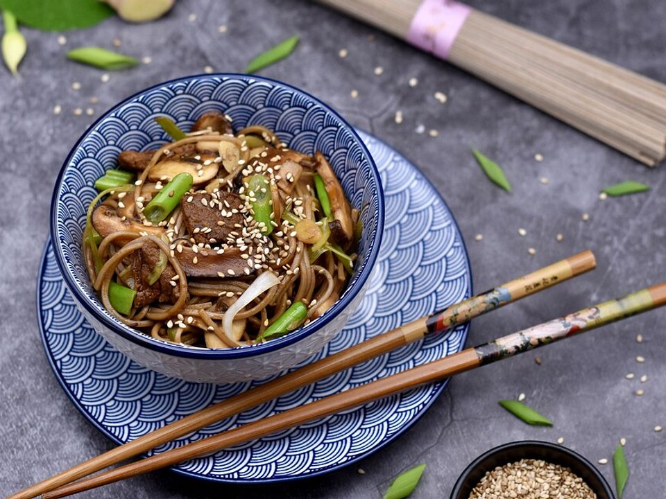 Soba-Nudeln mit Sesam und Sojasauce von Kissi| Chefkoch