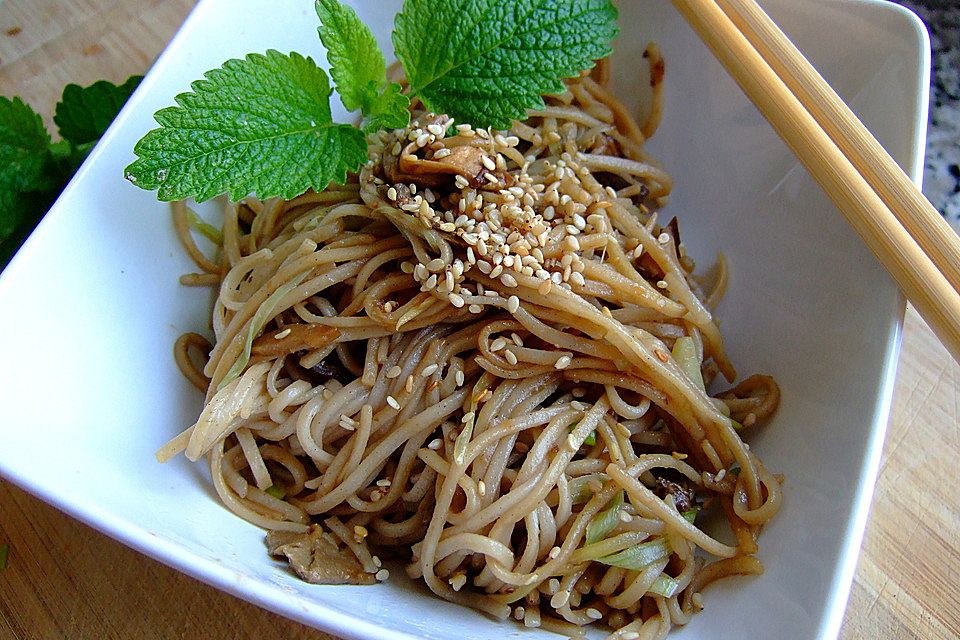 Soba-Nudeln mit Sesam und Sojasauce