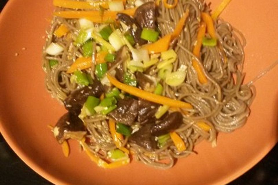 Soba-Nudeln mit Sesam und Sojasauce