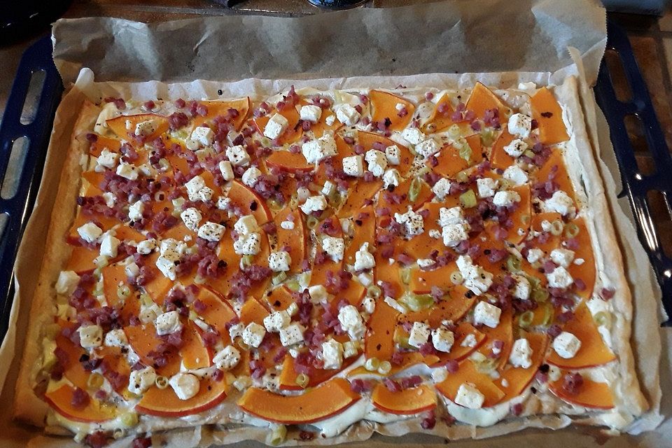 Flammkuchen mit Kürbis und Schafskäse Flammkuchen mit Kürbis und Schafskäse