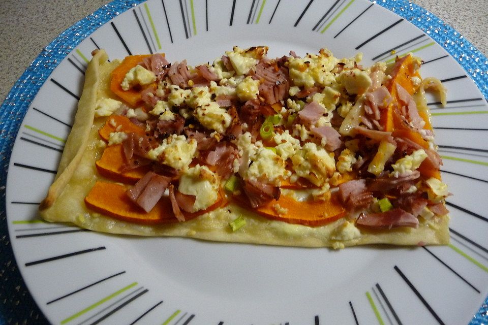 Flammkuchen mit Kürbis und Schafskäse Flammkuchen mit Kürbis und Schafskäse