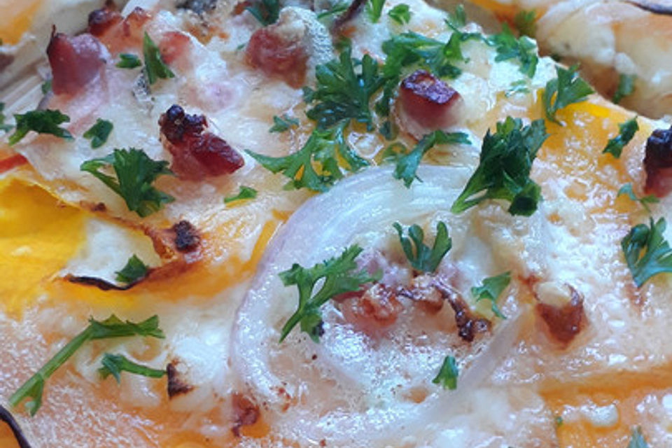 Flammkuchen mit Kürbis und Schafskäse Flammkuchen mit Kürbis und Schafskäse