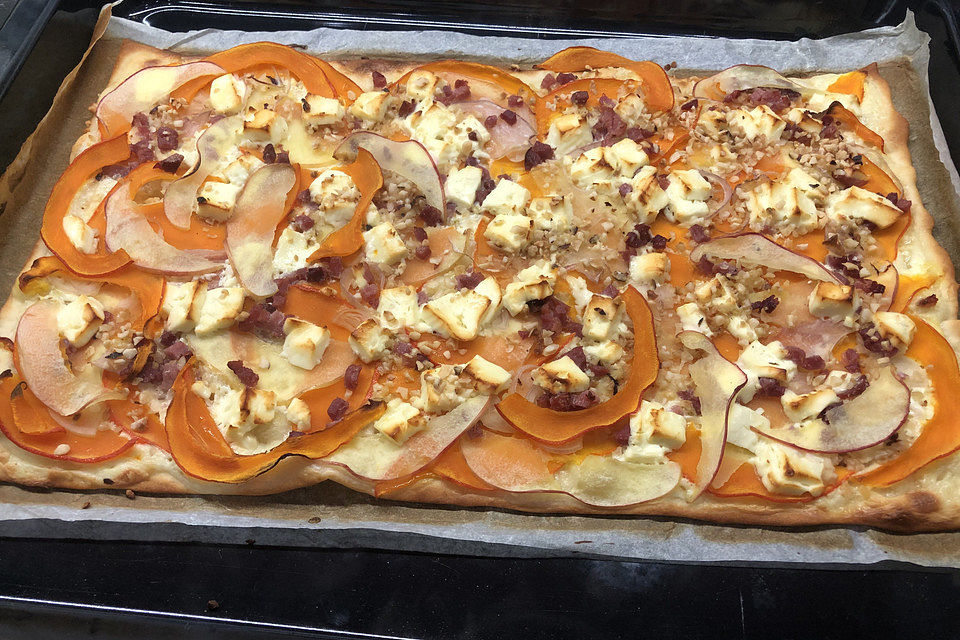 Flammkuchen mit Kürbis und Schafskäse Flammkuchen mit Kürbis und Schafskäse