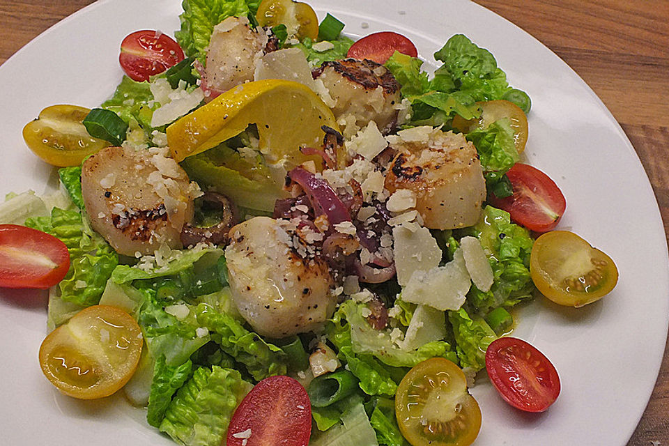 Gebratene Jakobsmuscheln an Salatherzen mit Frucht-Vinaigrette