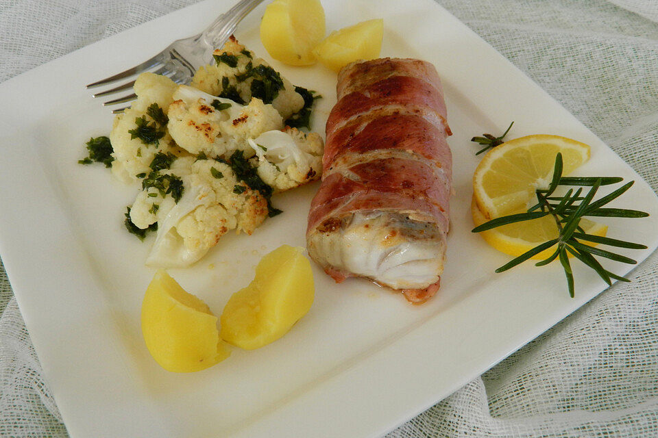 Fisch im Speckmantel in Rosmarinbutter auf geröstetem Blumenkohl