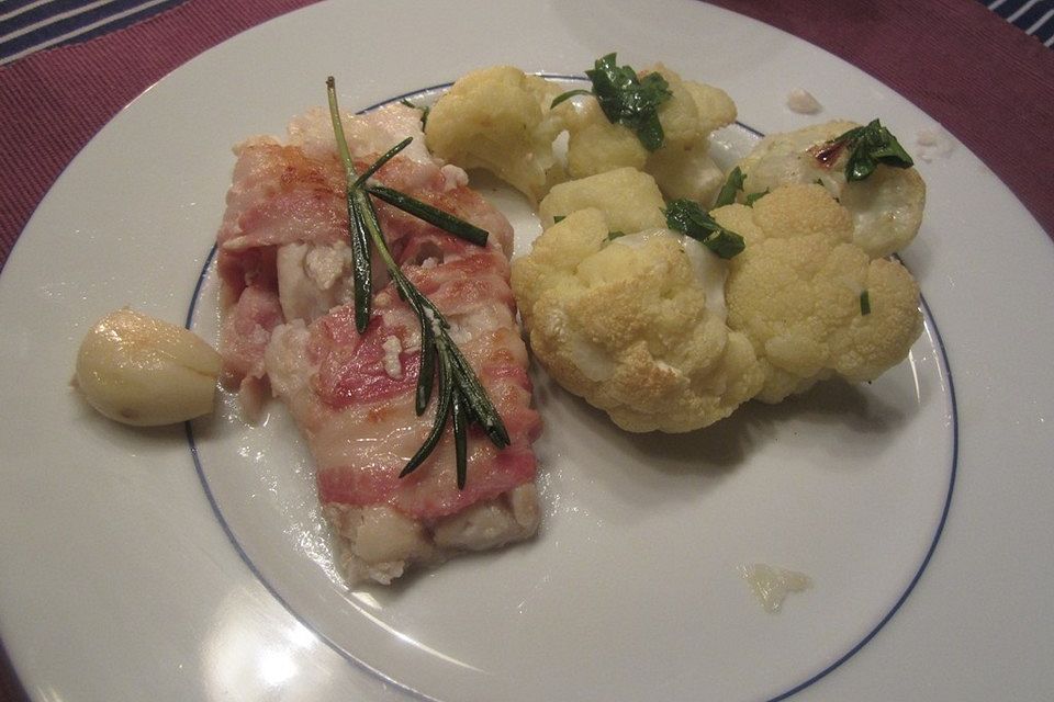 Fisch im Speckmantel in Rosmarinbutter auf geröstetem Blumenkohl