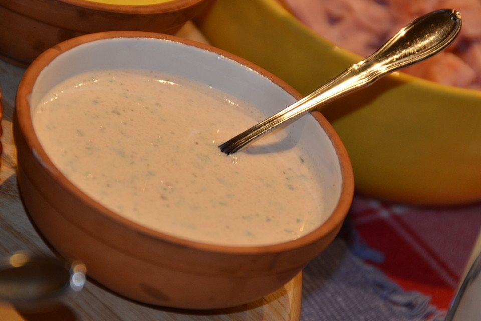 Cremiger Joghurt-Crème fraîche-Dip mit frischen Tomaten und Basilikum