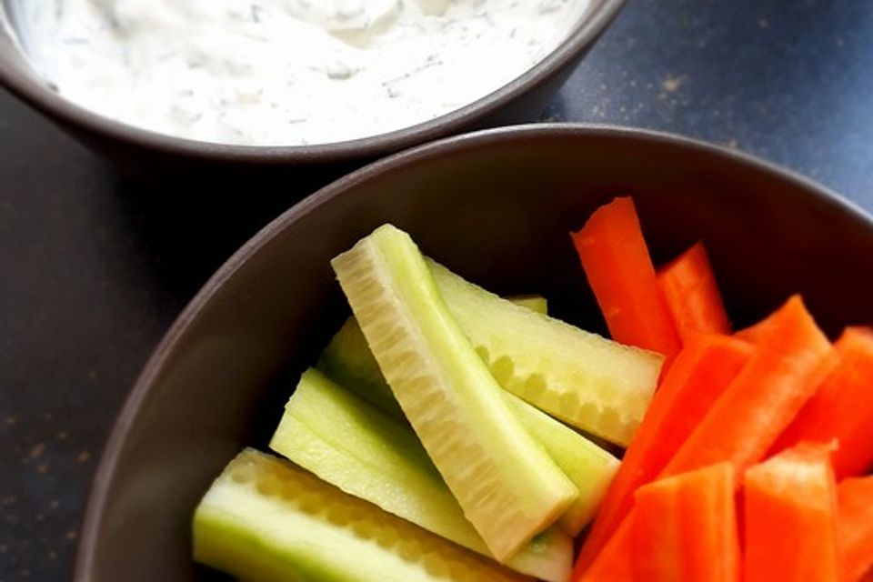 Cremiger Joghurt-Crème fraîche-Dip mit frischen Tomaten und Basilikum