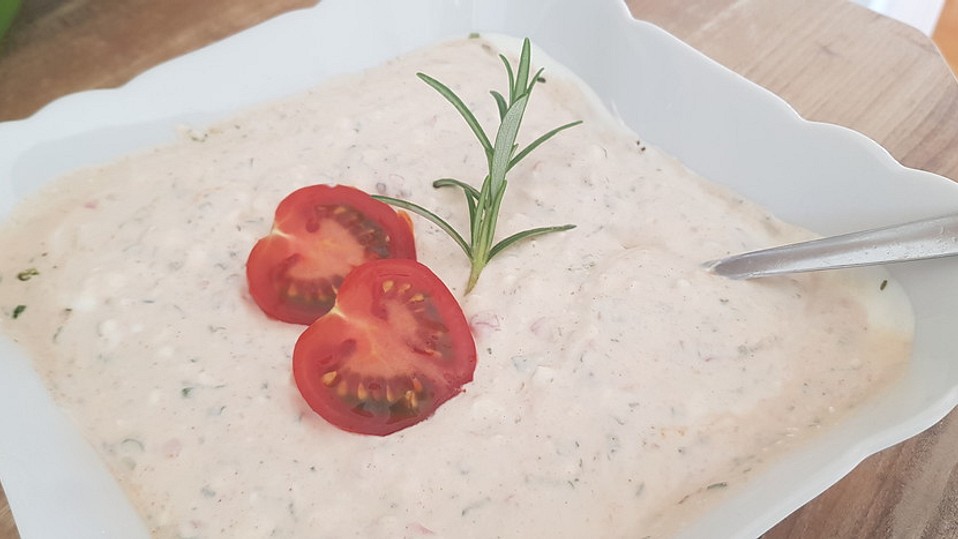 Cremiger Joghurt-Crème fraîche-Dip mit frischen Tomaten und Basilikum ...
