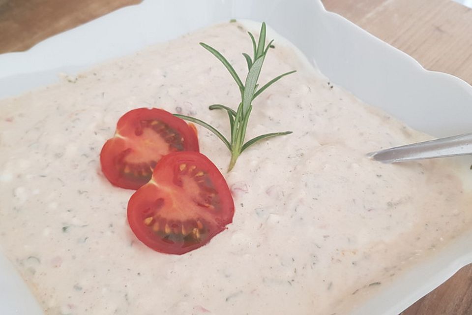 Cremiger Joghurt-Crème fraîche-Dip mit frischen Tomaten und Basilikum