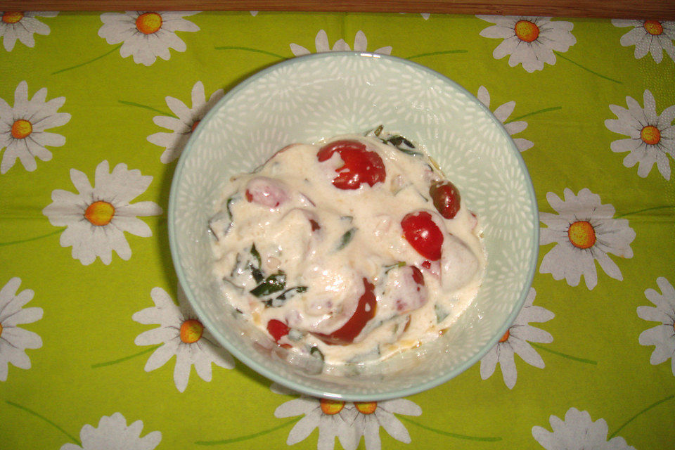 Cremiger Joghurt-Crème fraîche-Dip mit frischen Tomaten und Basilikum