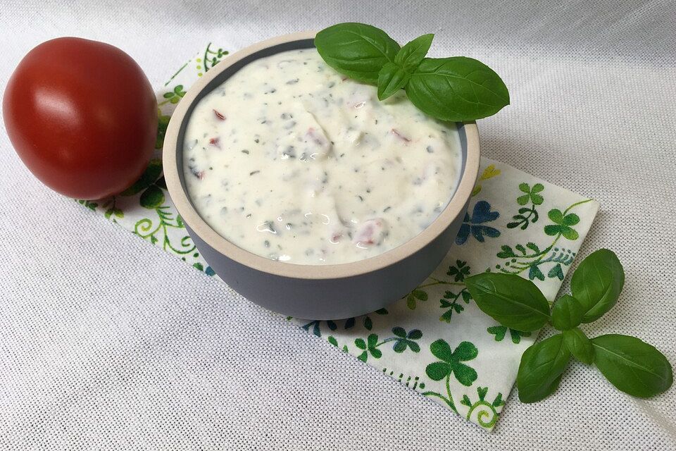 Cremiger Joghurt-Crème fraîche-Dip mit frischen Tomaten und Basilikum