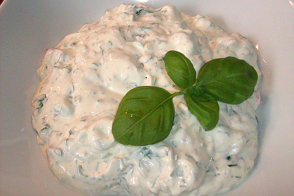 Cremiger Joghurt-Crème fraîche-Dip mit frischen Tomaten und Basilikum