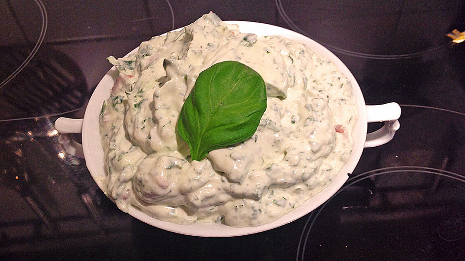 Cremiger Joghurt-Crème fraîche-Dip mit frischen Tomaten und Basilikum ...