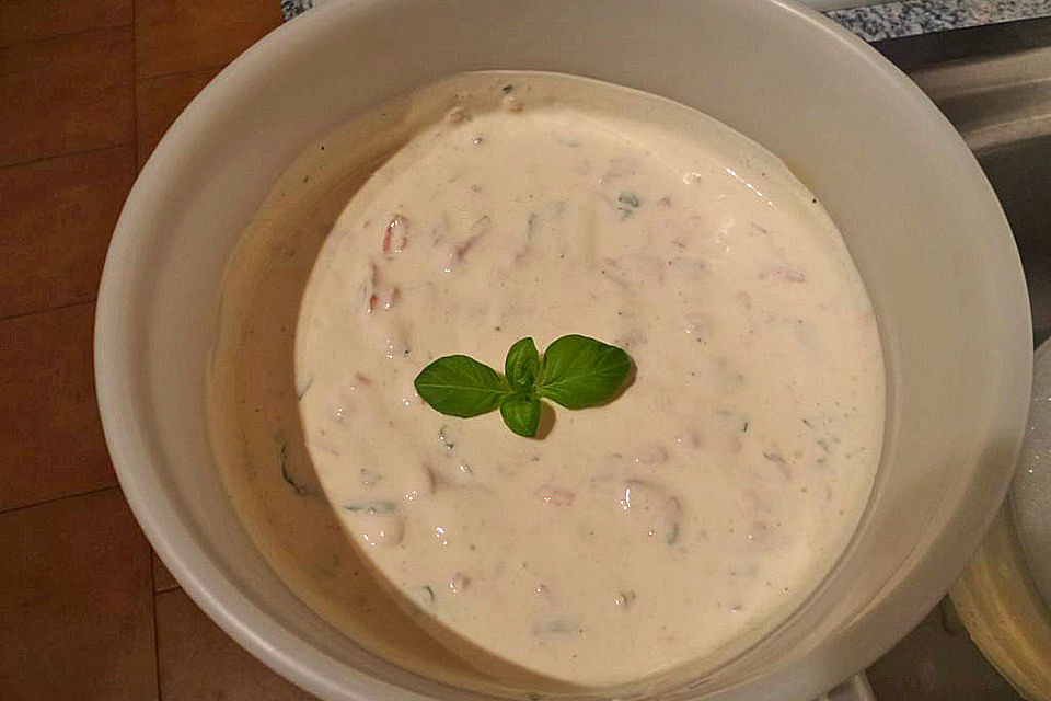 Cremiger Joghurt-Crème fraîche-Dip mit frischen Tomaten und Basilikum