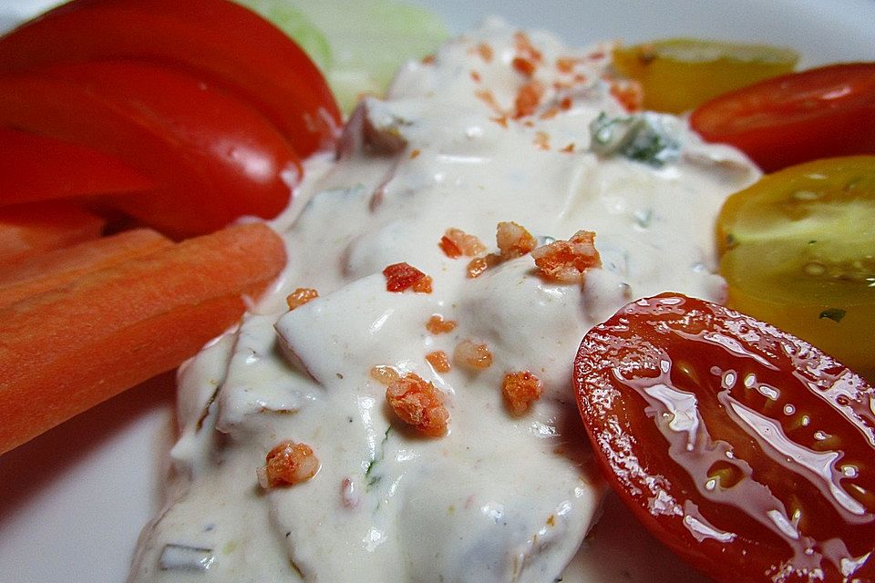 Cremiger Joghurt-Crème fraîche-Dip mit frischen Tomaten und Basilikum